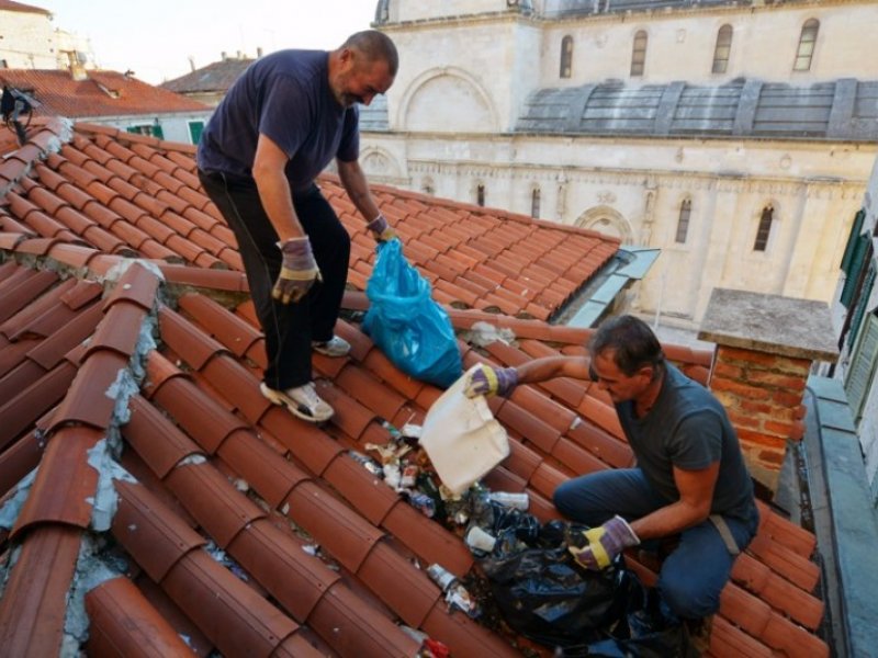Članovi HPK Sveti Mihovil čistili krov Gradske vijećnice